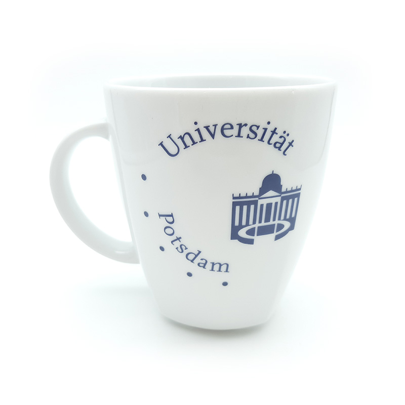 Tasse-weiß. Abgebildet ist eine weiße Tasse mit einem blauen Universitätsaufdruck.