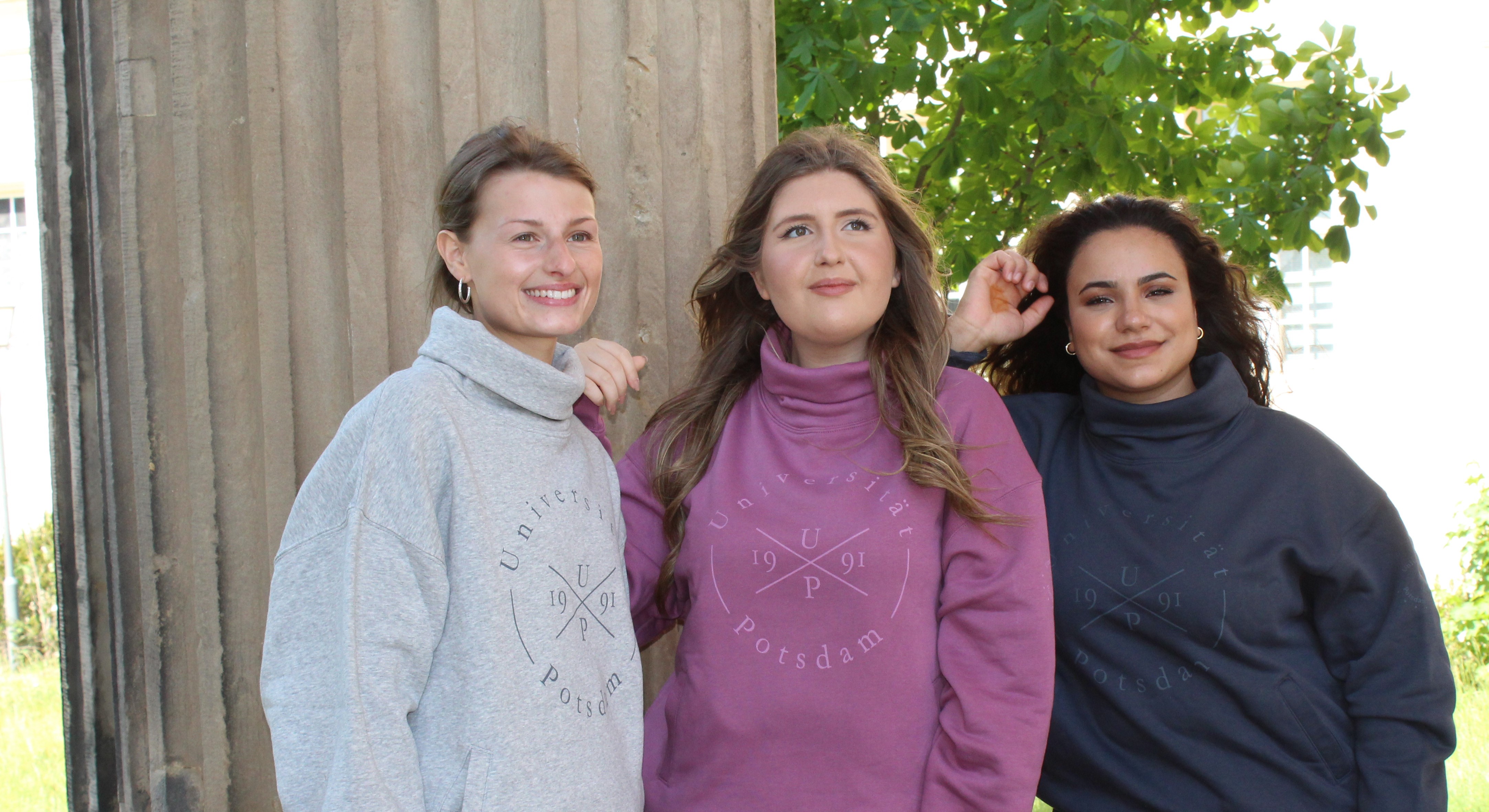 Turtlenecks, 3 Frauen posieren im Turtleneck  im Freien . Die Frau links trägt einen Turtleneck im Design Styler in grau. Mittig im Design Styler, in rosa,  rechs von ihr in dunkelgrau.
